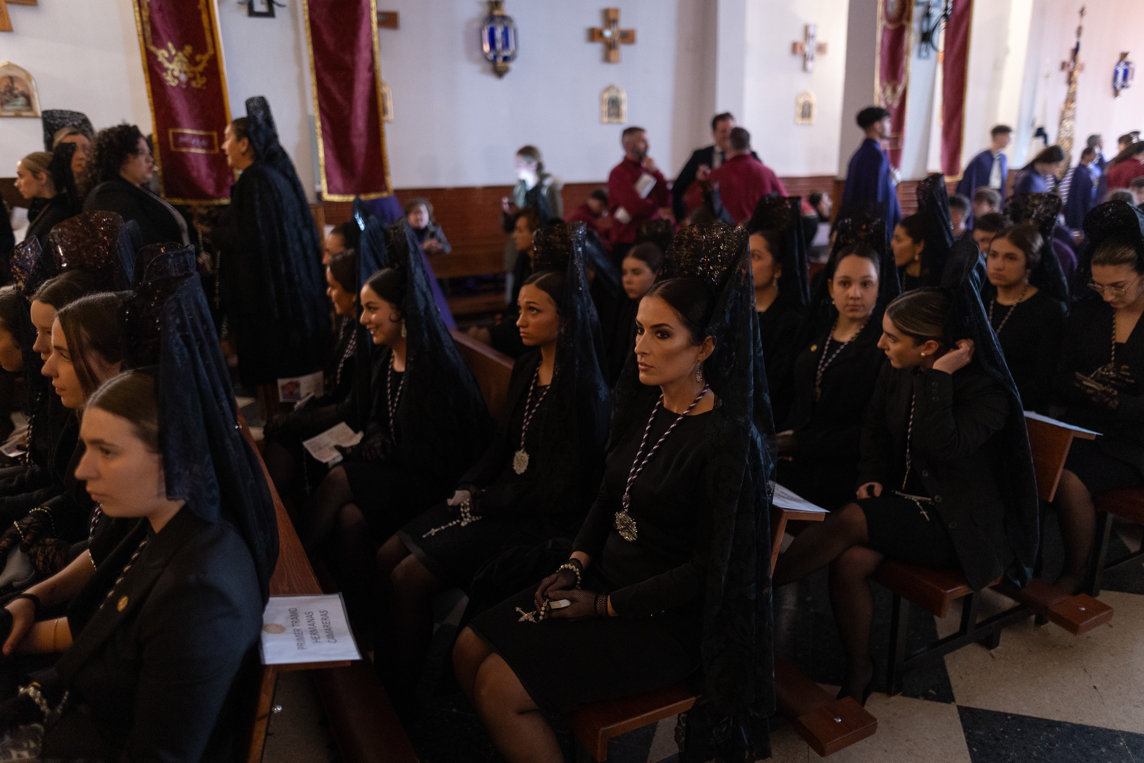 Las fotos de un Martes Santo huérfano en Granada con emoción y lágrimas