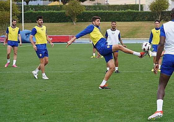 Édgar en el entrenamiento del lunes en el anexo del Power Horse Stadium.