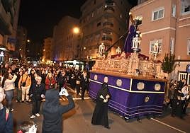 Jesús del Gran Poder camina por su barrio acompañado de centenares de vecinos devotos.
