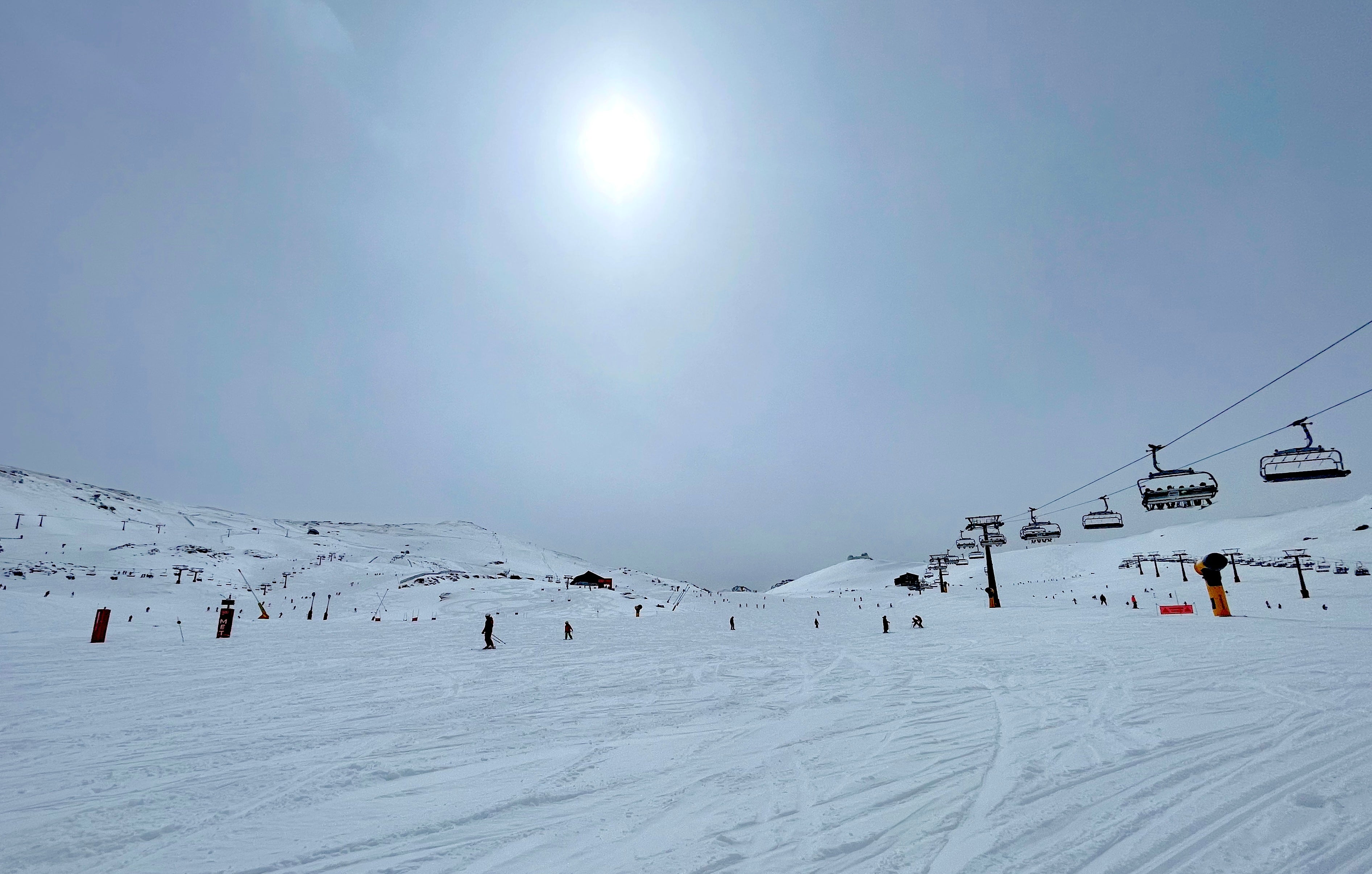 Sierra Nevada luce espectacular con los copos caídos en Martes Santo