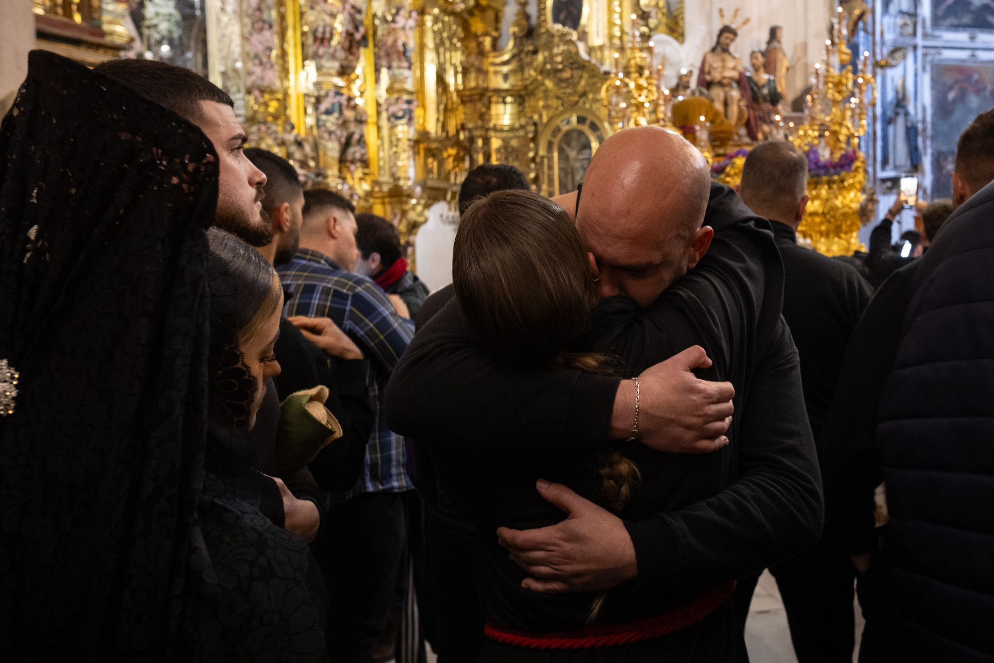 Las fotos de un Martes Santo huérfano en Granada con emoción y lágrimas