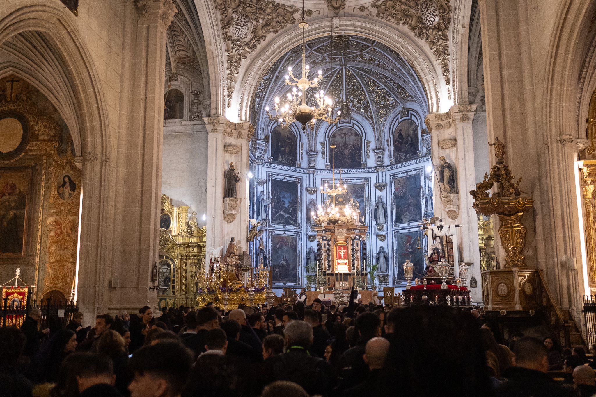 Las fotos de un Martes Santo huérfano en Granada con emoción y lágrimas