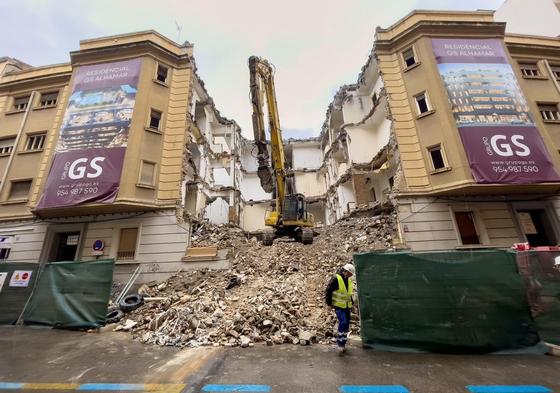 La demolición del viejo edificio de Manuel de Falla, en la esquina con Alhamar, está ya muy avanzada.