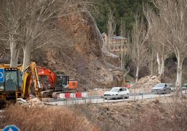 Obras del desprendimiento de la ladera en la carretera de Sierra Nevada.
