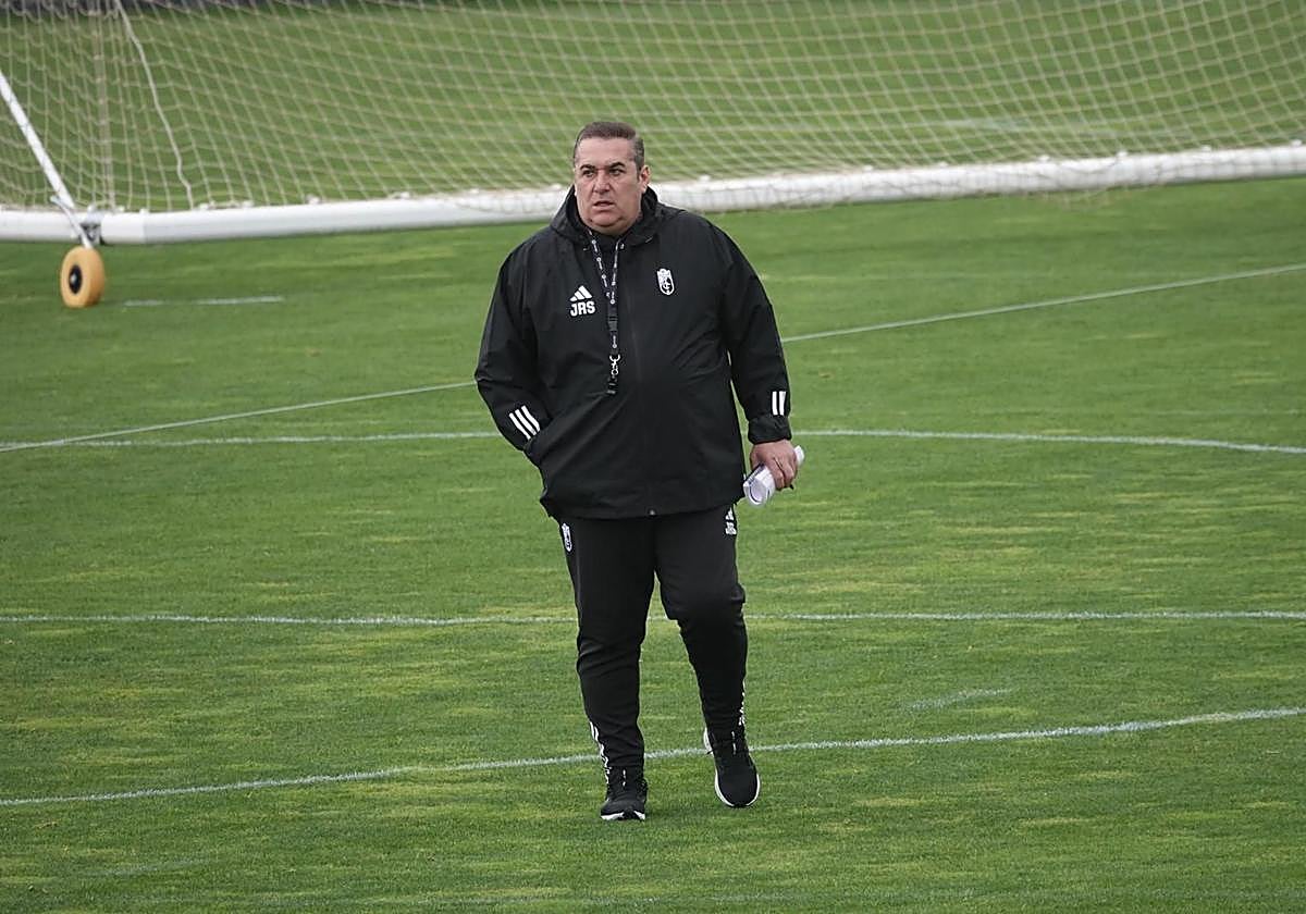 José Ramón Sandoval, durante el entrenamiento del Granada este martes.