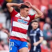 Myrto Uzuni, con las manos en la cabeza durante el partido contra la Real Sociedad.