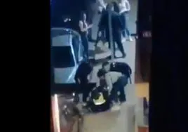 Una policía local, caída en el suelo durante la bronca.