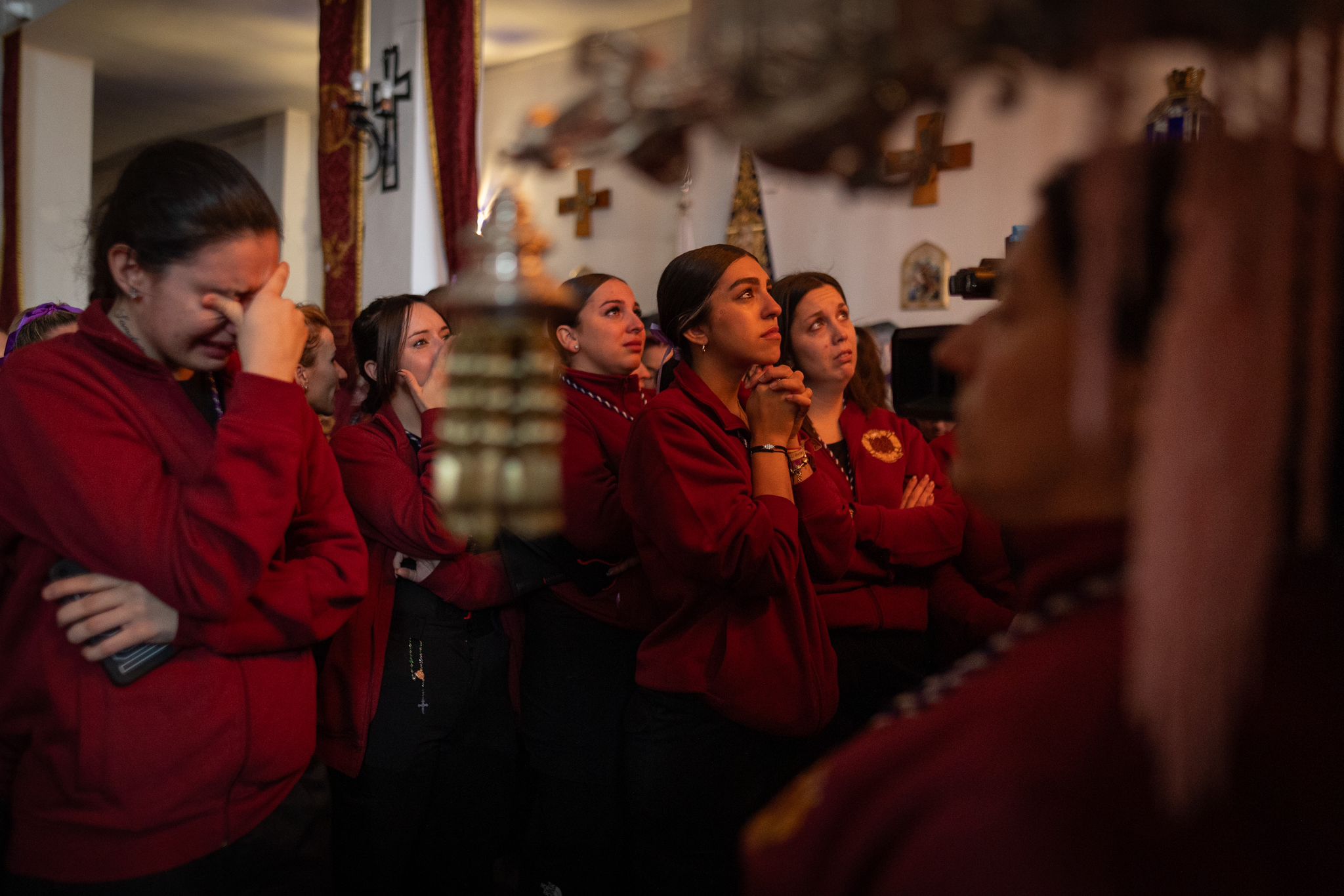 Las fotos de un Martes Santo huérfano en Granada con emoción y lágrimas