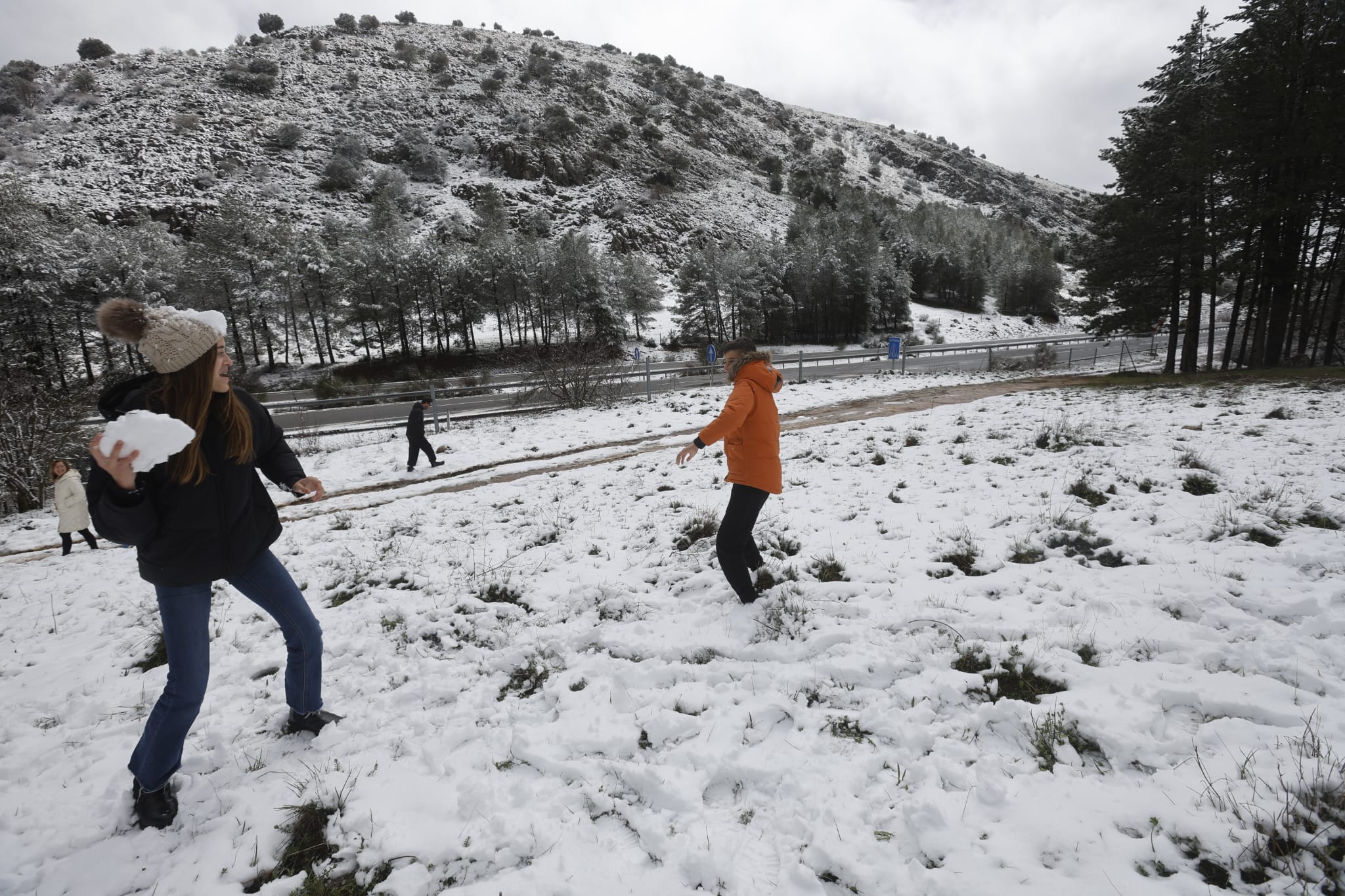 Los granadinos disfrutan de la nevada del Martes Santo en el Puerto de la Mora