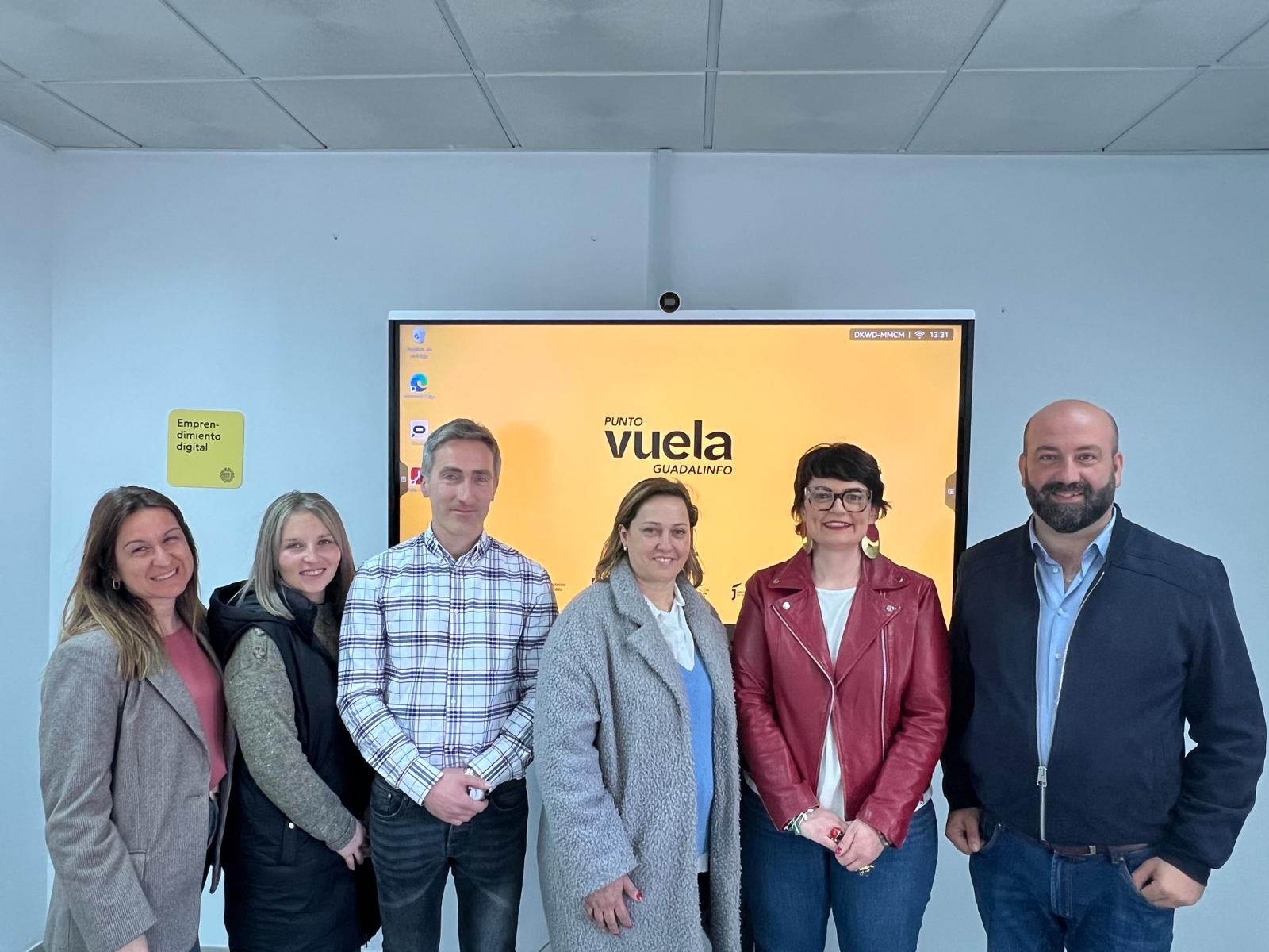 Inés Arco e Iván Cruz en la visita al Centro Guadalinfo de Pozo Alcón.