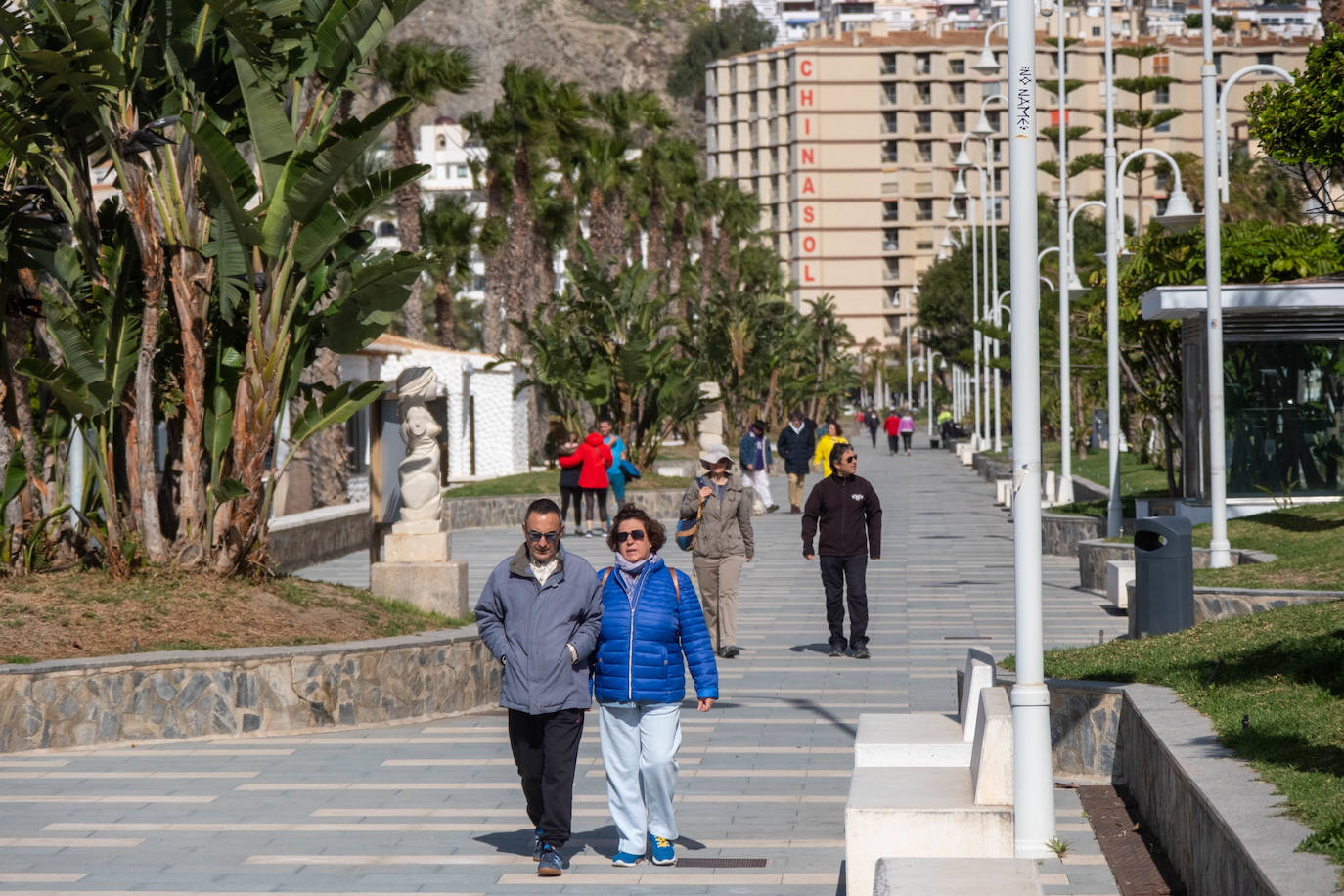 Imagen principal - Los chiringuitos pierden un 80% de facturación en la «peor» Semana Santa desde la pandemia