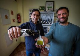 Los hermanos José María y Antonio Velasco presentan su aceite premiado.