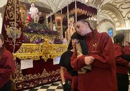 Hermanas de Los Estudiantes, apenadas ante el Cristo de la Meditación