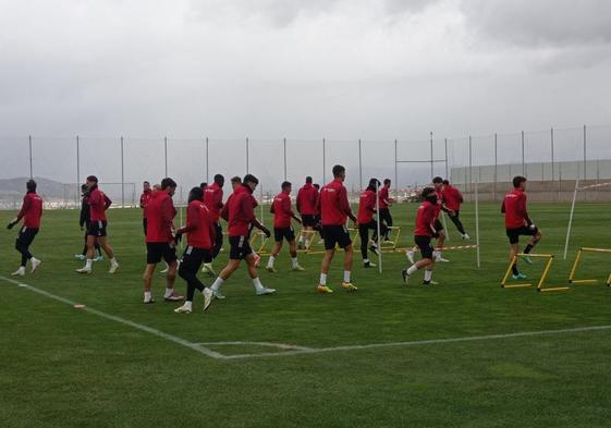 Entrenamiento del Granada en la Ciudad Deportiva este miércoles, con Uzuni como gran novedad.