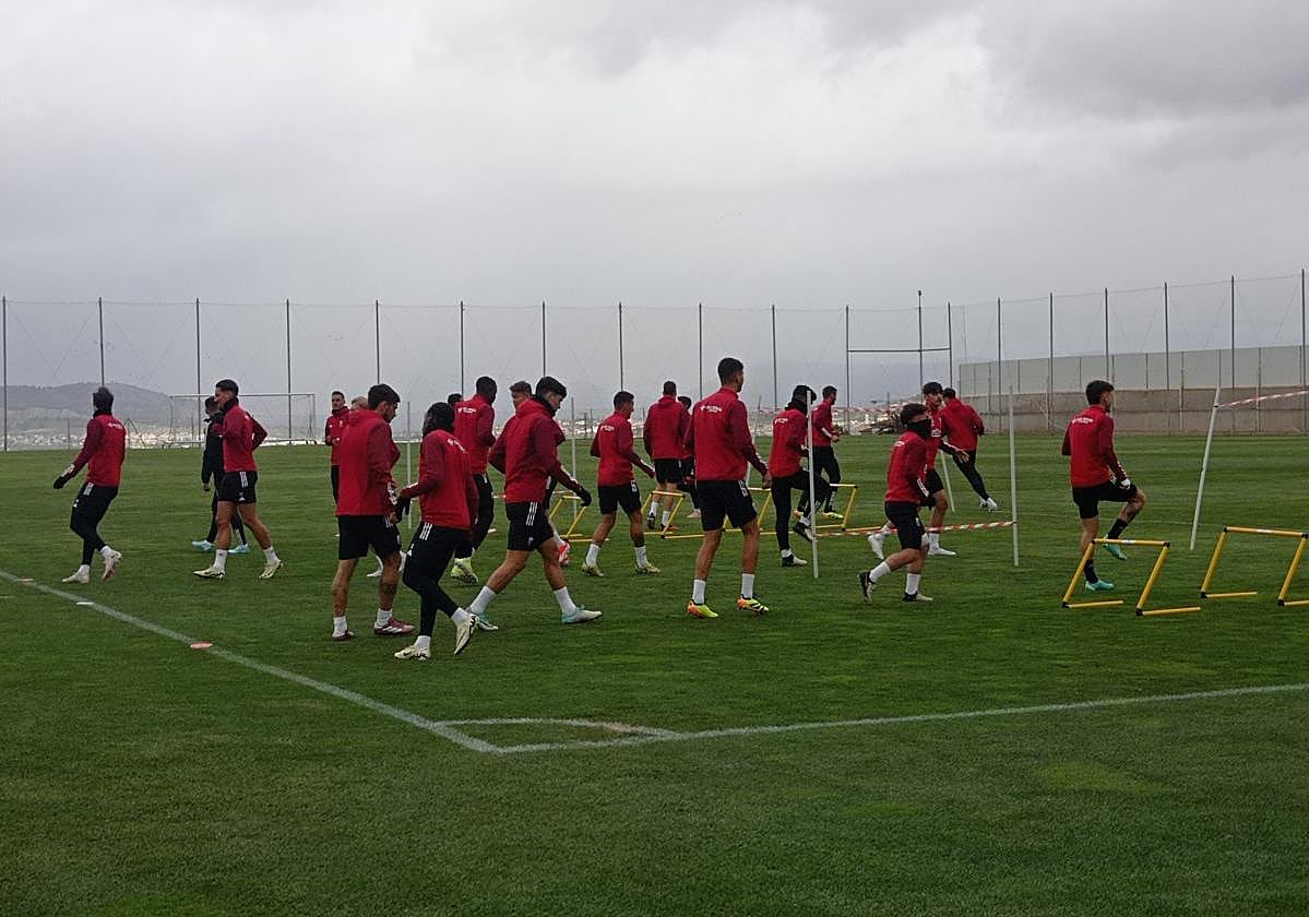 Entrenamiento del Granada en la Ciudad Deportiva este miércoles, con Uzuni como gran novedad.
