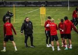 José Ramón Sandoval, entre sus futbolistas durante un entrenamiento.