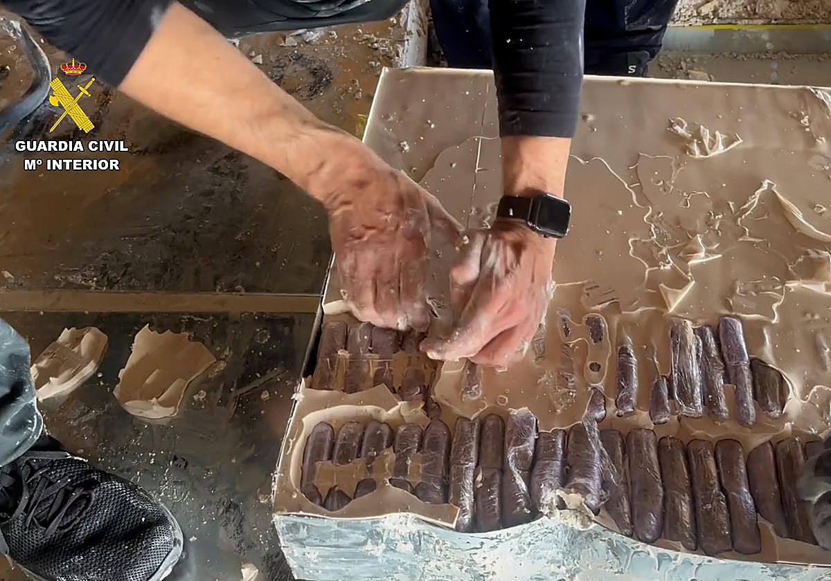 Droga encontrada en los dobles fondos de un camión.