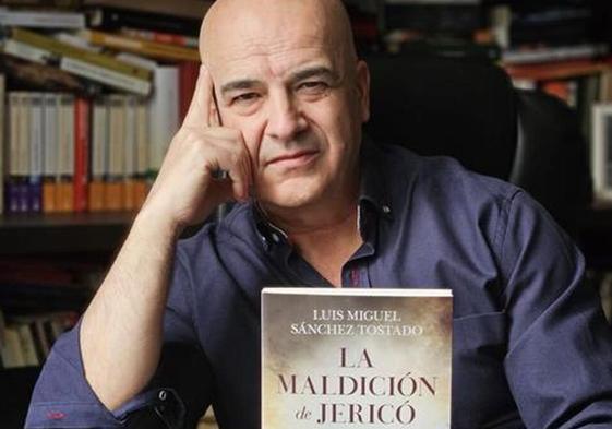 Luis Miguel Sánchez Tostado posa con su último libro.