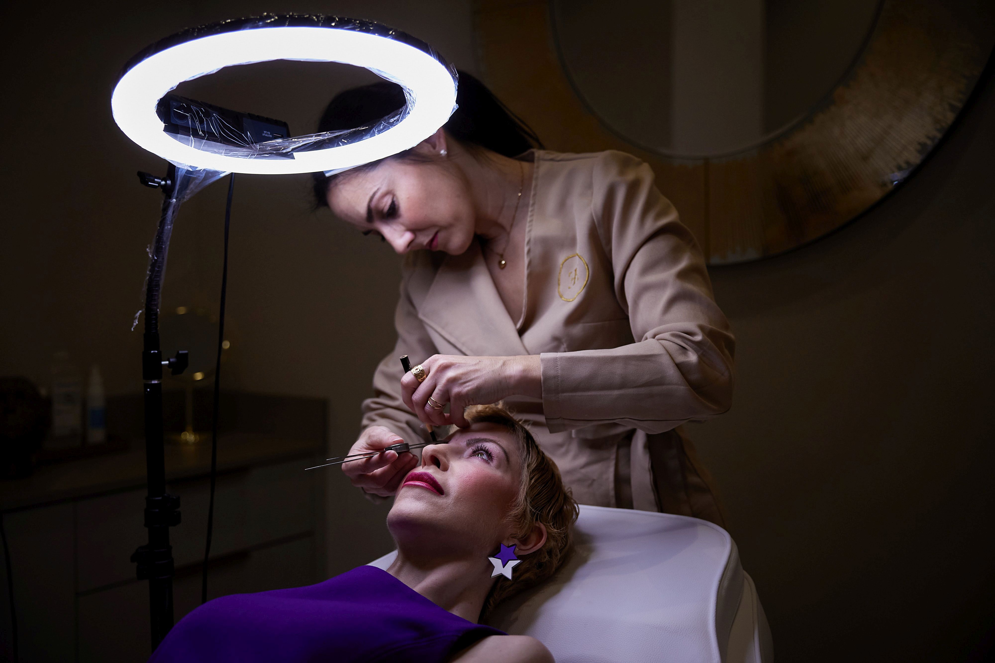 Estudio para realizar unas cejas a medida.