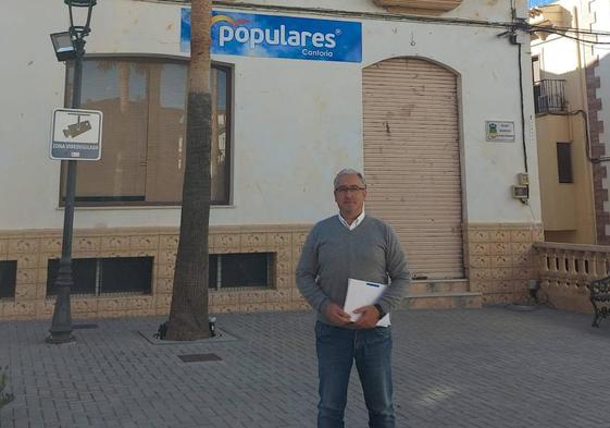 El portavoz del PP en Cantoria, ante la sede de su partido.