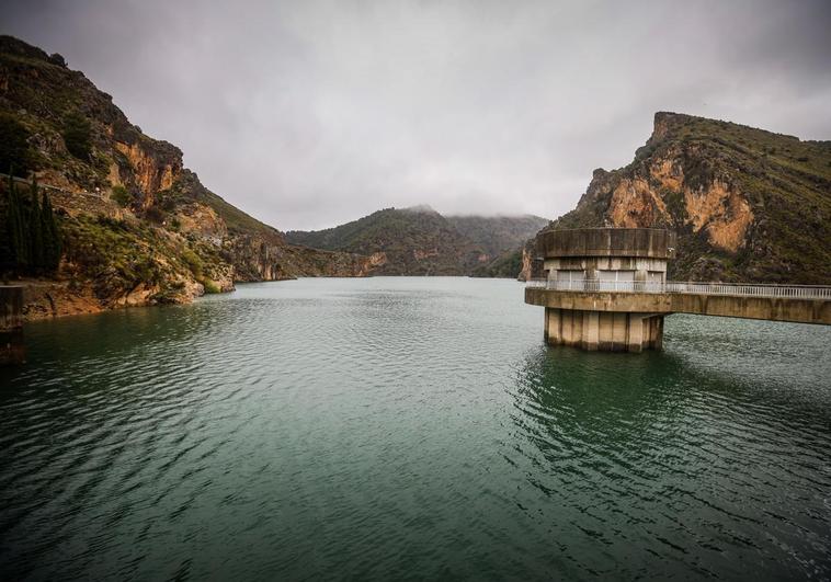 El embalse de Quéntar, ayer.