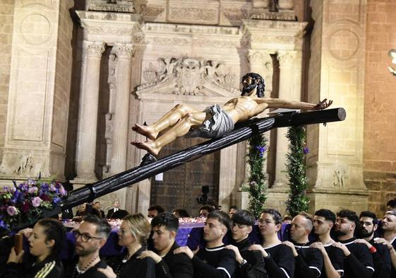 Cristo del Mar, sobre andas, a su llegada a la plaza de la Catedral de Almería.