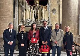 La Hermandad lleva por primera vez este año un desfibrilador para atender emergencias.