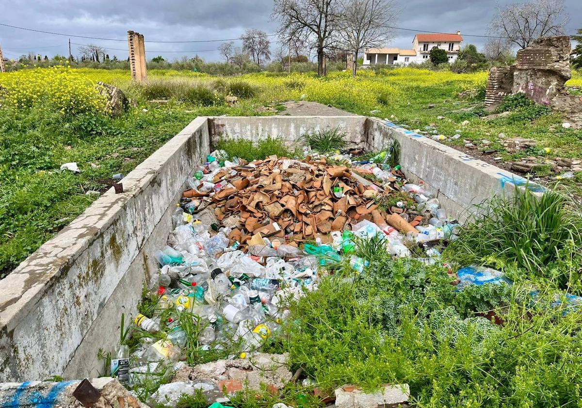 Imagen principal - Botellas, plásticos y cristales acumulados en las ruinas donde jóvenes hacen botellón. 