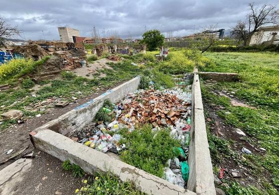 Botellas, plásticos y cristales acumulados en las ruinas donde se jóvenes hacen botellón.