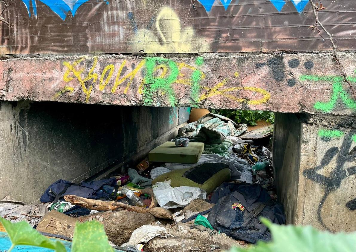 Imagen secundaria 1 - Exterior del Parque García Lorca. Huecos donde duermen personas. Restos de botellones acumulados en los muros. 