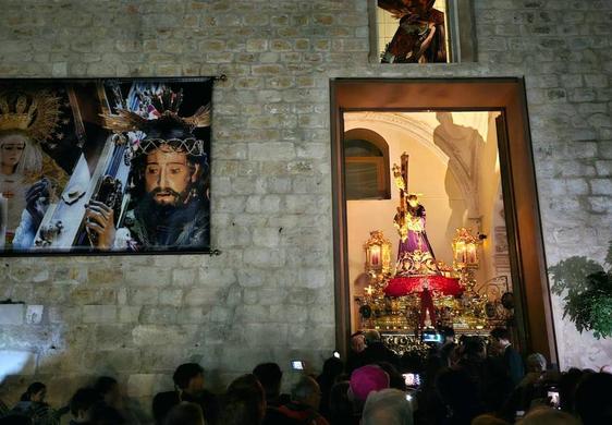 Nuestro Padre Jesús, asomado a la puerta del Camarín, para saludar a los devotos.