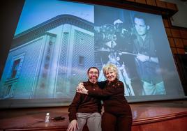 Juan de Dios Salas y Lone Fleming, en el Cine Club, con la imagen de Eugenio Martín al fondo.