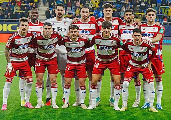 Alineación titular del Granada en el Nuevo Mirandilla.