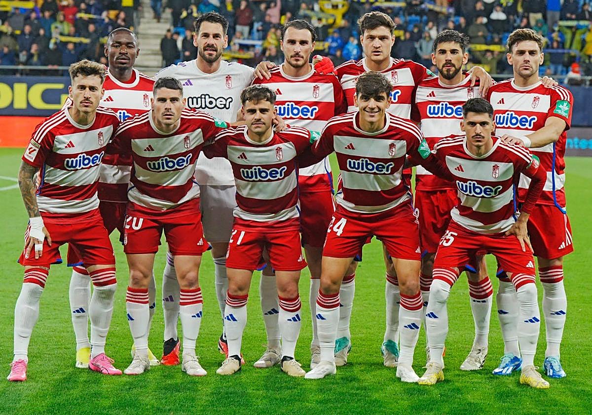 Alineación titular del Granada en el Nuevo Mirandilla.