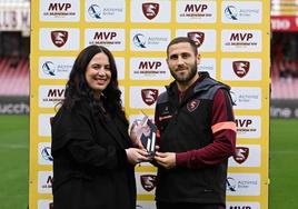 Weissman recibe el premio a jugador del mes en la Salernitana.