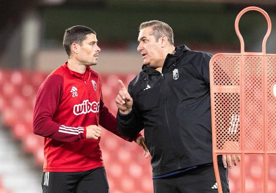 José Ramón Sandoval conversa con Sergio Ruiz en un entrenamiento.