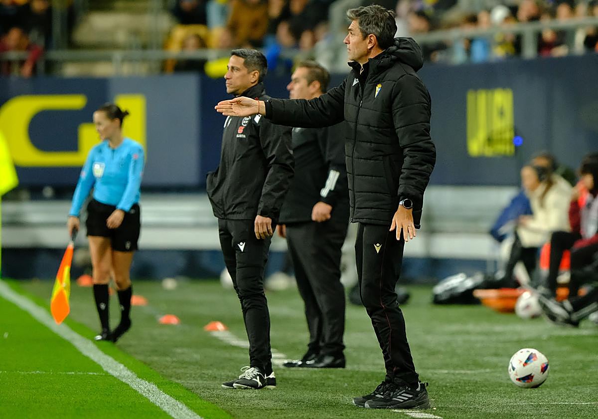 Mauricio Pellegrino, en la banda durante el partido.