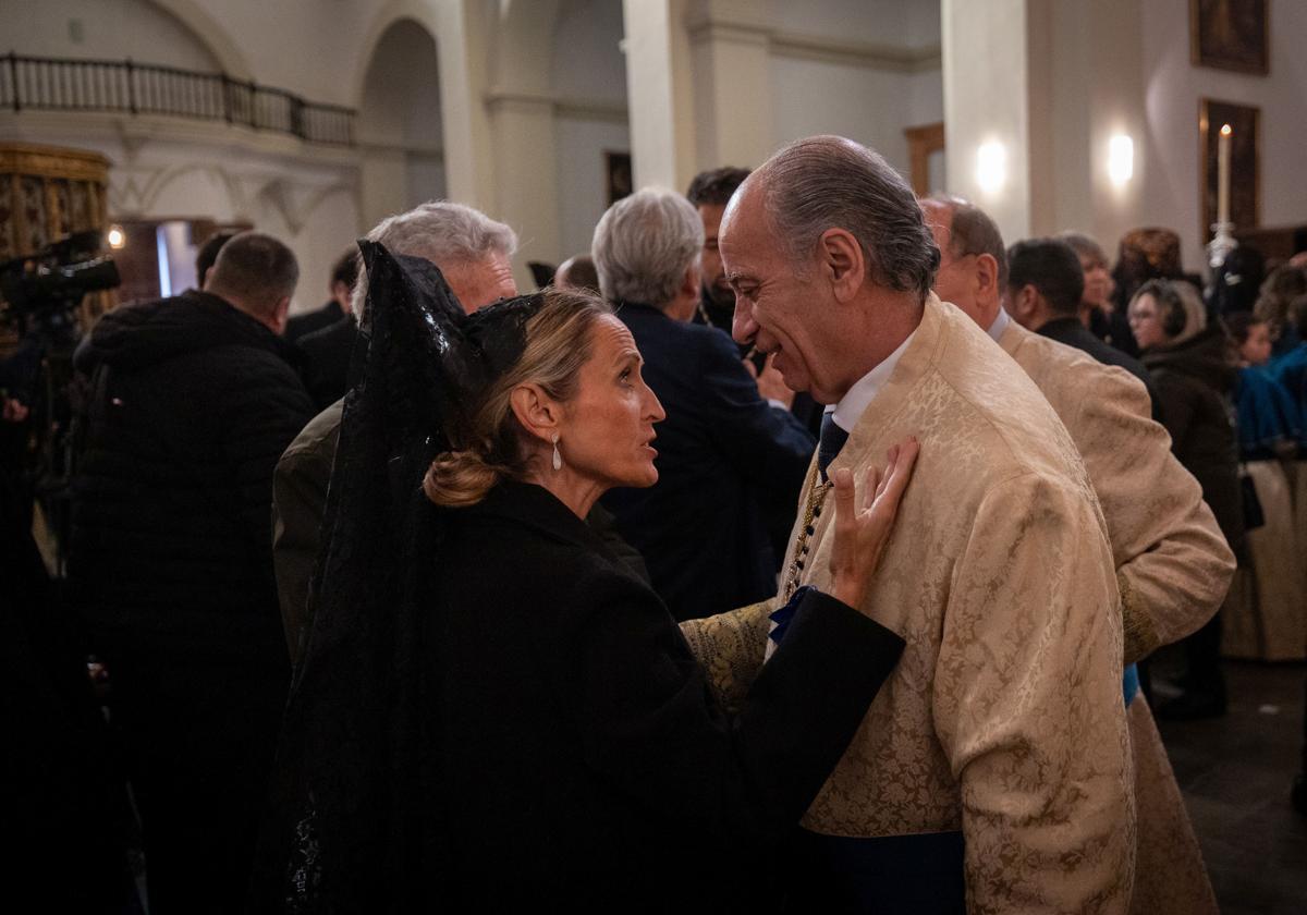 El hermano mayor de la Alhambra, con una camarera.