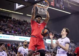 Pin espera al mejor Felicio, como en este mate ante el Obradoiro en el Palacio de los Deportes.