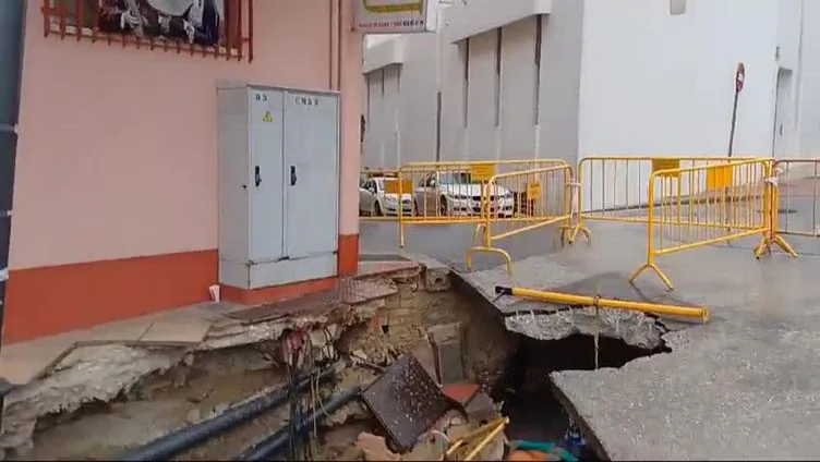 Socavón en la avenida de Arjona de Jaén a causa del temporal