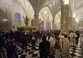 Interior de la Basílica Menor de San Ildefonso con la imagen de El Resucitado.