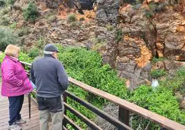 Visitas al Ojo del Buey, rebosante por las recientes lluvias.