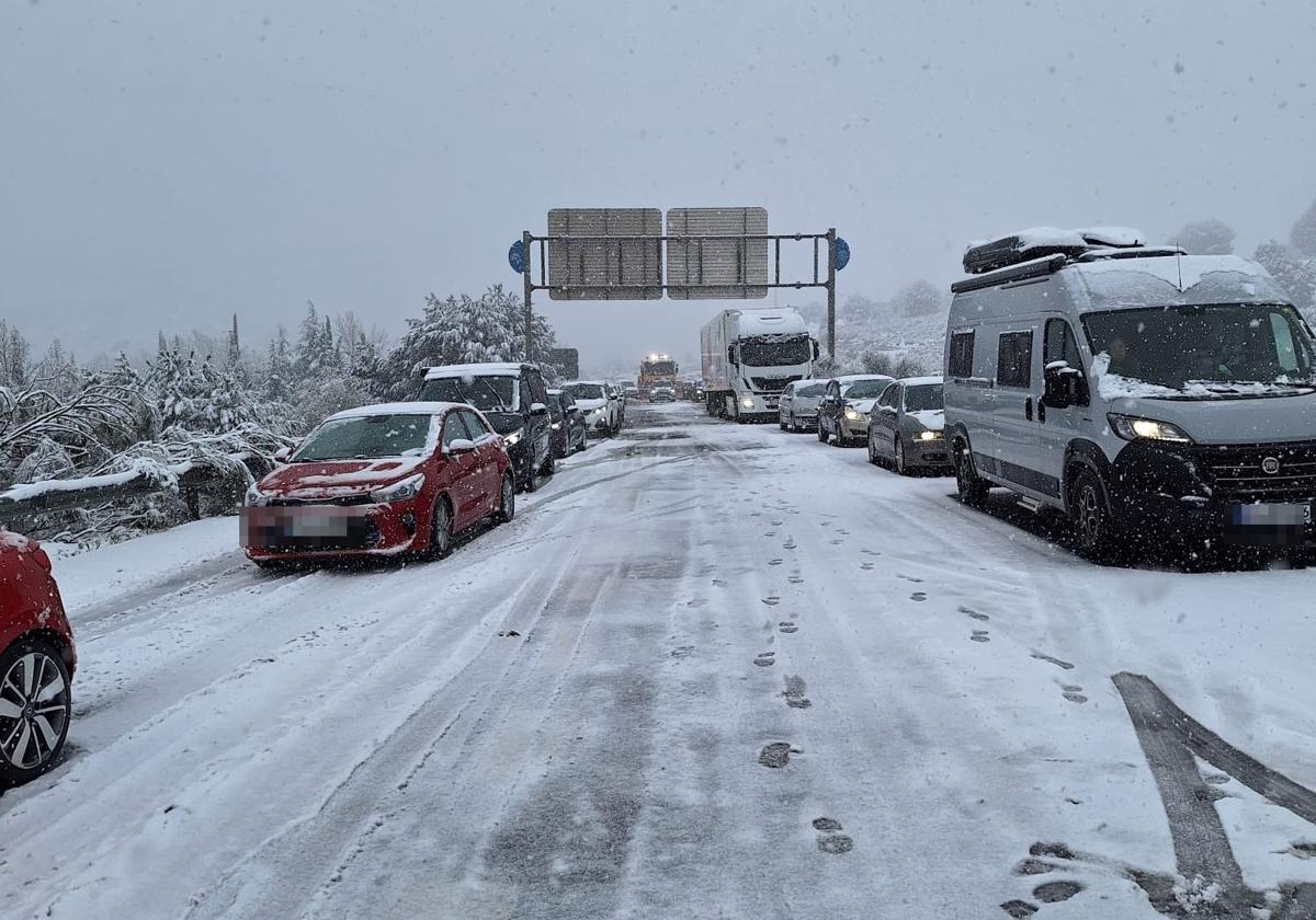 Corte del Puerto de la Mora por nevadas.