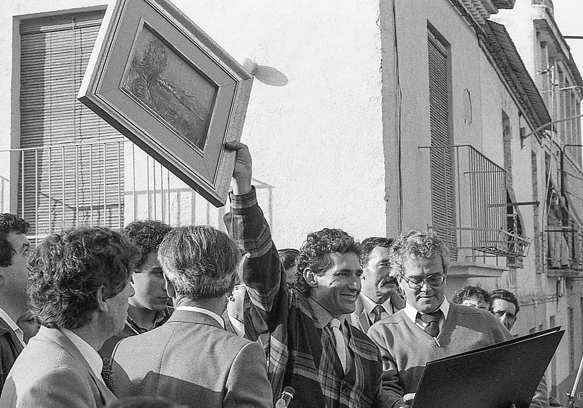 1984, Miguel Ríos fue homenajeado en Chauchina. A su derecha, Pepe Salobreña.