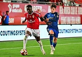 Sabit protege el balón ante la presión de Juanma.