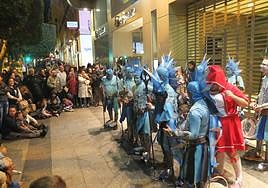 Actuación de una agrupación carnavalera en el Paseo de Almería.