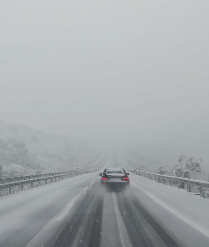 Imagen secundaria 2 - Nieve en el Puerto de la Mora.