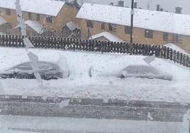 Coches enterrados en nieve en Sierra Nevada.