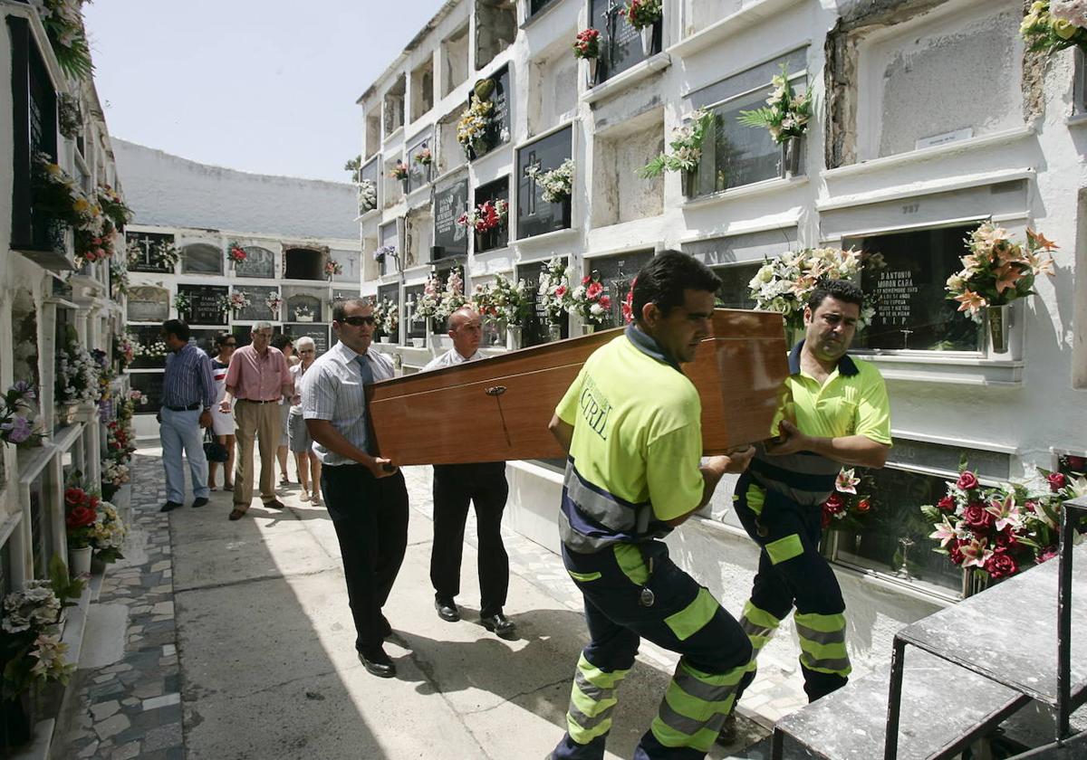 Imagen de archivo de un entierro en Motril de náufragos que trataron de llegar a la costa en patera.