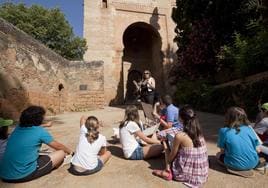 Un grupo de escolares, durante una visita a la Alhambra.